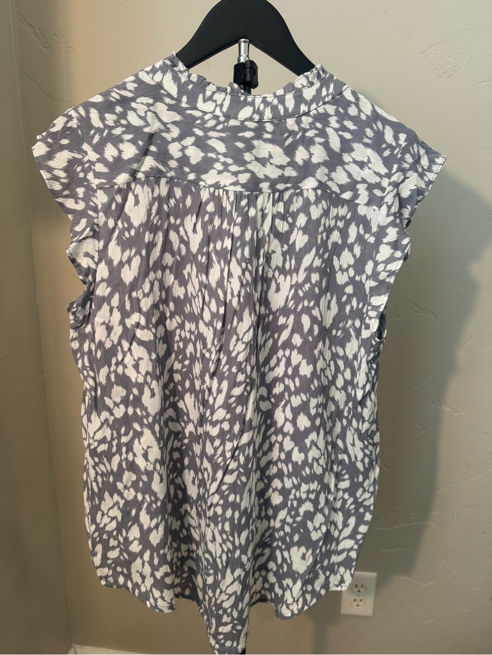 NWT Monday Fun Gray Animal Print Flutter Sleeve V-Neck Blouse Medium - Picture 2 of 4